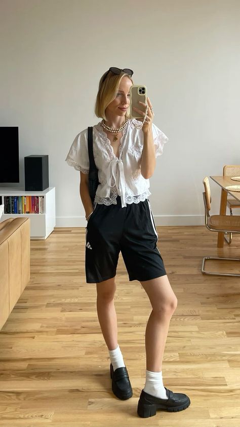 Loafer Outfits Summer, Casual Loafers Outfit Summer, Athletic Shorts Outfit Casual, Loafers Summer Outfit, Tomboy Fashion Summer, Loafers Outfit Casual, Loafers Outfit Summer, Adidas Shorts Outfit, Minimalist Outfit Summer