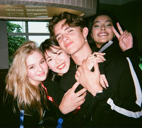 3 Girls 1 Boy Friendship Aesthetic, 3girls 1boy Friends Aesthetic, Boy And Girl Friendship, Friend Group Pictures, Boy Squad, Squad Pictures, Friendship Photoshoot, Girl Friendship, 3 Girls