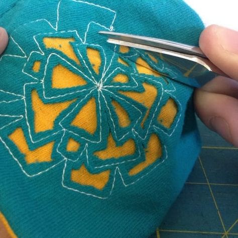 How To Make Fabric Appliques, Reverse Applique Designs, Applique Tutorial, Reverse Applique, Sewing Appliques, Hand Applique, Sewing Class, Lightweight Scarf, Applique Quilts