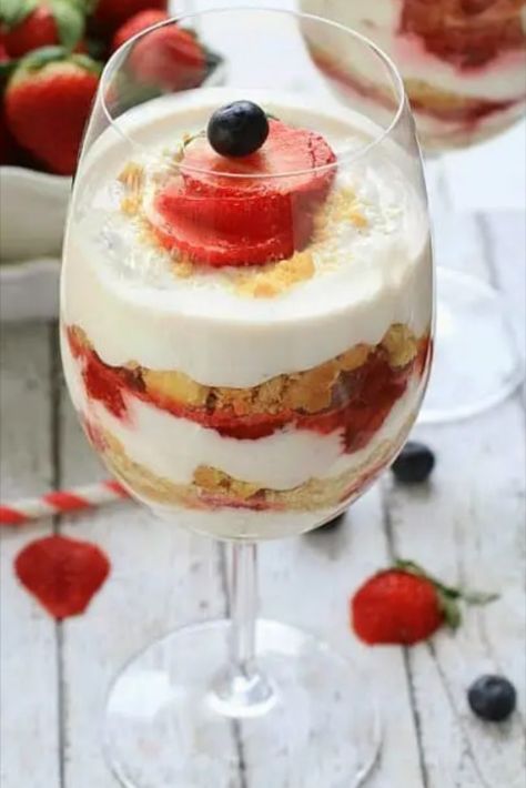 Cream Cheese Parfait, Cheesecake Parfait Recipes, Strawberry Cheesecake Parfaits, Fast Easy Desserts, Strawberry Shortcake Cheesecake, Strawberry Parfait, Cheesecake Parfaits, Vegan Paleo Recipes, Parfait Desserts