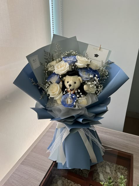 Grad Flower Bouquet Ideas, Graduation Flowers Bouquet Blue, Convocation Bouquet Ideas, Graduation Flowers Bouquet For Boys, Buket Wisuda Aesthetic, Bouquet Of Flowers For Men, Graduation Bouquet For Boys, Graduation Flowers Bouquet Ideas, Grad Bouquet Ideas