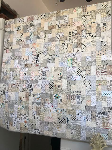 KayakQuilting Low Volume Quilt, Neutral Quilt, Black And White Quilts, Log Cabin Quilts, Cozy Quilts, Beginner Quilt Patterns, Log Cabin Quilt, Scrappy Quilt, Traditional Quilts