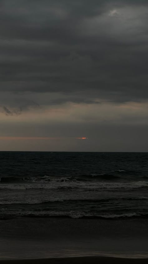 Dark Beach Wallpaper, Dark Clouds Aesthetic, Black Aesthetic Wallpaper Lockscreen, Sea Wallpaper Aesthetic, Dark Lockscreen, Natural Wallpaper, Fotografi Vintage, Sea Wallpaper, Dark Nature