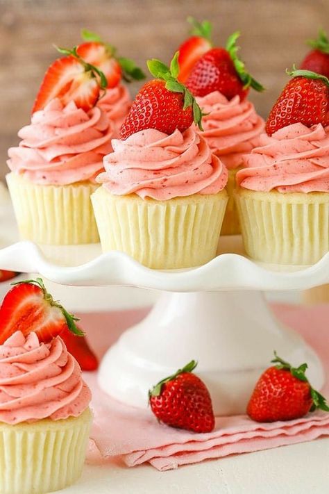 Strawberries And Cream Cupcakes, Moist Vanilla Cupcakes, Savory Cakes, Vanilla Cupcake Recipe, Cream Cupcakes, Cake Mini, Strawberry Frosting, Cream Filling, Cupcake Recipe