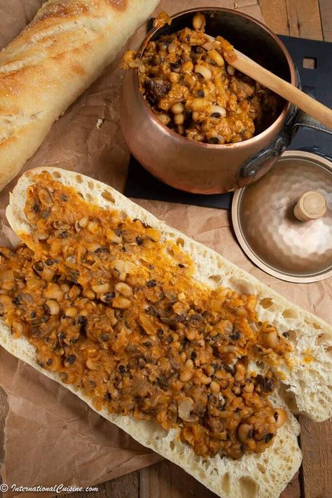 Ndambe is a delicious spicy bean sandwich. It is found all over as a street food in Senegal.  You will love this recipe. #ndambe #senegalesecuisine #senegal Bean Sandwich, Senegalese Recipe, Vegetarian Italian, West African Food, Pudding Desserts, Black Eyed, Authentic Recipes, African Food, Easy Vegetarian