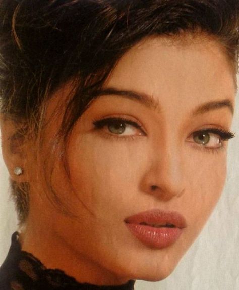 Siren Eye, Aishwarya Rai Makeup, Aishwarya Rai Pictures, Bollywood Makeup, Bollywood Aesthetic, 90s Bollywood Aesthetic, Juhi Chawla, 90s Bollywood, Brown Makeup