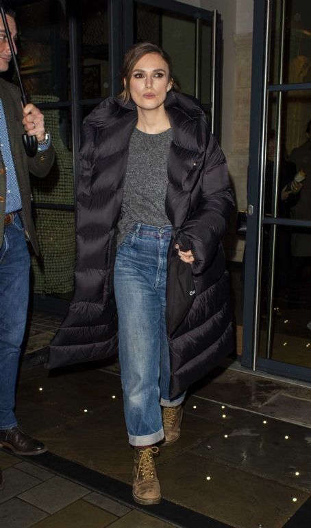 Puffer Coat Street Style, Black Puffer Coat Outfit, Long Puffer Jacket Outfit, Puffy Jacket Outfit, Keira Knightley Style, Puffer Coat Outfit, Puffer Outfit, Ham Yard Hotel, Puffer Jacket Outfit