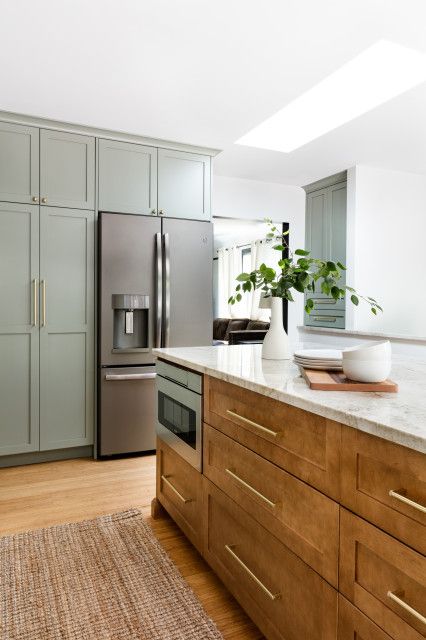 Soft Green Cabinets, Warm Wood Kitchen Cabinets, Light Brown Kitchen Cabinets, Light Brown Kitchen, Green Kitchen Island, Wooden Kitchen Cabinets, Light Wood Cabinets, Modern Kitchen Design Ideas, Wood Island