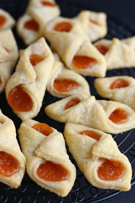 Cold Dough Apricot Cookies, Fold Over Cookies, Apricot Pastry Filling Recipe, Apricot Filled Cookies, Puff Pastry Cookie Recipes, Apricot Puff Pastry Recipes, Klochkies Cookies, Kolaches Recipe Easy, Apricot Rugelach Recipe