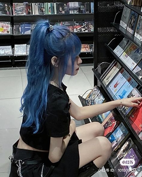 Blue Hair Aesthetic, Best Haircuts For Women, Blue Haired Girl, Dark Blue Hair, Best Haircuts, Hair Anime, Peinados Fáciles Para Cabello Corto, Hair Stylies, Hair Haircuts