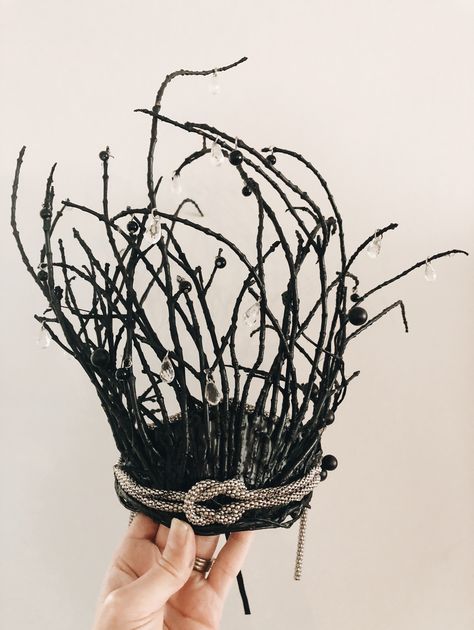 Evil queen crown made from sticks Gothic Crown Diy, Dark Queen Costume, Fairy Headpiece Diy, Evil Queen Crown, Drag Fashion, Halloween Crown, Fairy Headpiece, Evil Fairy, Gothic Crown