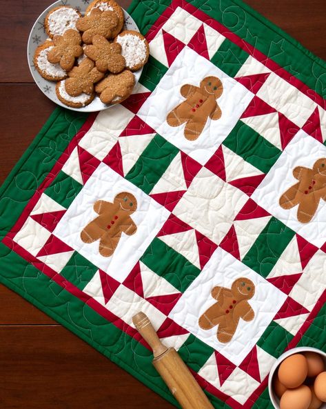 AccuQuilt GO! Free Gingerbread Crossing Wall Hanging Pattern #quilting Gingerbread Quilt, Quilts Christmas, Embroidery Buttons, Farmhouse Printables, Christmas Quilting Projects, Gingerbread Cookies Decorated, Wall Hanging Pattern, Sew Projects, Embroidery Quilting