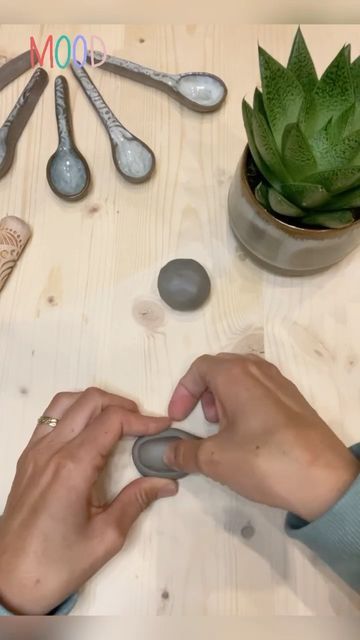 𝙏𝙝𝙚 𝘾𝙚𝙧𝙖𝙢𝙞𝙘 𝙎𝙘𝙝𝙤𝙤𝙡 on Instagram: "How to make a spoon ❤️ ••• Follow @_handg_macht_ for more!" Spoon Pottery, Diy Clay Spoon, Clay Spoon, Pottery Spoons How To Make, Spoon Ceramic Ideas, Ceramic Spoons How To Make, Pottery Spoon, Spoon Holder Ceramic Design, Beginner Pottery Spoon Holder