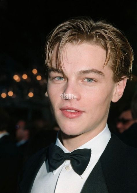 Leonardo Dicaprio Hair, Leo Aesthetic, 90s Haircuts, Leonardo Dicaprio 90s, Middle Part Hairstyles, Young Leonardo Dicaprio, Leo Dicaprio, 90s Hairstyles, Corte De Cabelo Masculino