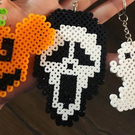 Handmade Halloween Scream Face Perler Bead Keychain Perler Bead Keychain, Scream Face, Easy Perler Bead Patterns, Melty Bead Patterns, Bead Keychain, Pearl Beads Pattern, Rainbow Keychain, Perler Bead Templates, Diy Perler Bead Crafts