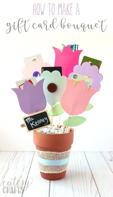 How to Make a Gift Card Bouquet Flower Pens Bouquet, Gift Card Tree, Card Bouquet, Gift Card Bouquet, Gift Card Presentation, Gift Card Holder Diy, Teacher Gift Card, Bouquet Tutorial, Cute Teacher Gifts