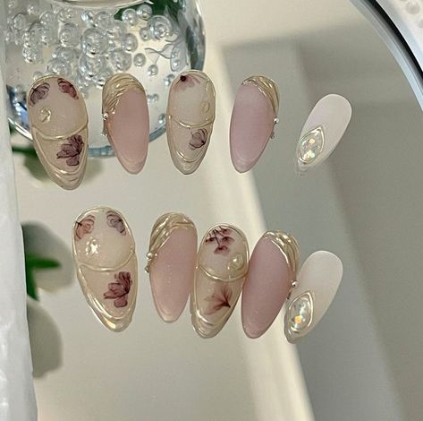 Japanese Jelly Nails, Gilded Nails, Nails Japanese, Golden Line, Almond Shape Nails, Pretty Gel Nails, Japanese Nails, Soft Nails, Almond Shape