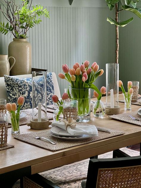 The Importance Of A Summer Break And Other Nice News | Classic Casual Home Tulip Table Setting, Dining Table Flower Decor, Tulips On Table, Tulip Table Decor, Refresh Your Mind, Simple Table Settings, Brunch Decor, Tulips Arrangement, New Years Dinner