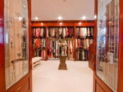 Para mi hija, su closet grande, lleno de ropa, zapatos y accesorios de diseñadores reconocidos❤️ Homemade Closet, A Walk In Closet, Massive Closet, Storage Closets, Closets Design, Contemporary Closet, Amazing Closets, Big Closets, Luxury Closets Design