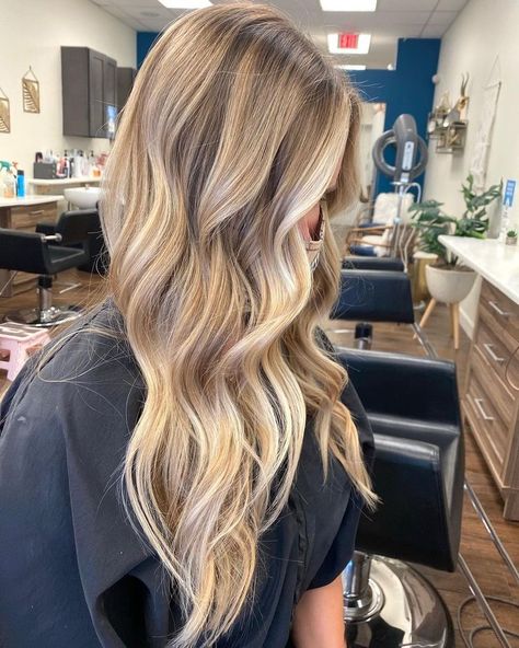 Lived In Beige Blonde, Sunkissed Blonde Hair, Cute Hair Color Ideas, Medium To Long Haircut, Beachy Balayage, Hair Dye Color Ideas, Light Brunette Hair, Warm Blonde Hair, Perfect Blonde Hair