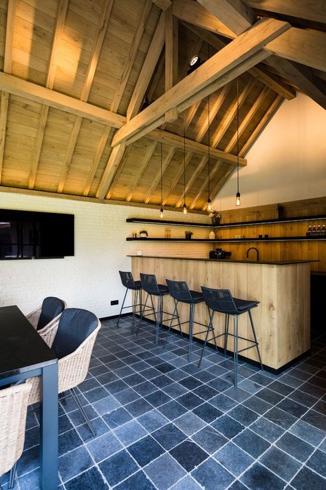 Dit eiken poolhouse is zoveel meer dan een plek om op adem te komen na een verkwikkende duik. Naast een gezellige eetruimte met een toog en keuken omvat dit houten bijgebouw een wellnessgedeelte met sauna en badkamer. Hoog Design, Garden Pool, Pool House, Outdoor Kitchen, Man Cave, Conference Room, Conference Room Table, Garage, Pool