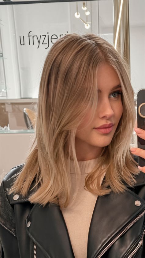 Golden Blonde Lob Hair, Gold Blonde Hair With Highlights, Rose Beige Blonde Hair, Strawberry Beige Blonde, Short Hair Strawberry Blonde, Rose Milk Tea Hair, Light Ash Highlights, Medium Length Dark Blonde Hair, Ash Strawberry Blonde Hair