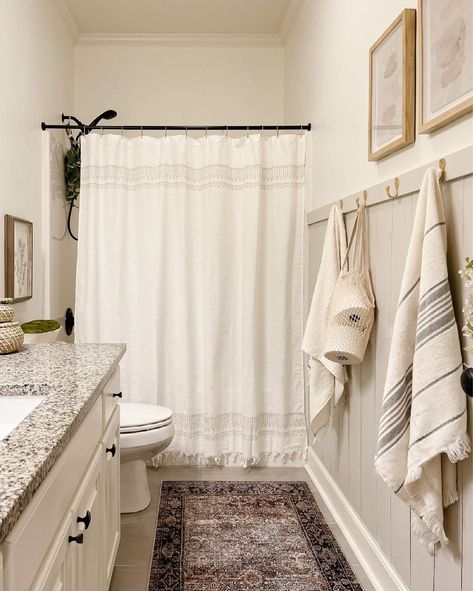 Southern Bathroom Ideas Farmhouse, Farmhouse Bathroom Shower Curtains Trendy, Bathroom Styling Shower Curtain, Guest Bathroom Inspo Aesthetic, Bathroom Flooring And Shower Tile, Modern Comfy Apartment, Regular Bathroom Decor, Magnolia Homes Bathroom Ideas, Single Women Home Decor