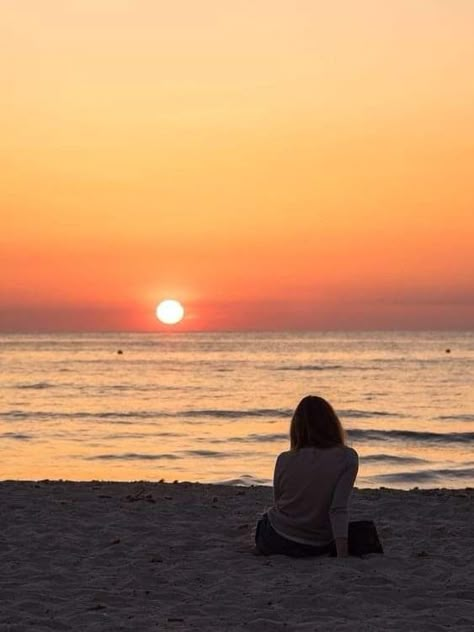 "A person who is okay with being alone is a powerful person."  There is a profound strength that lies within the solitude of an individual who is at peace with being alone. It is a rare and remarkable quality to find solace in one's own company, to revel in the quietude of solitude, and to draw power from the depths of inner stillness.  In the silence of solitude, one discovers a reservoir of resilience and self-assurance that transcends the need for external validation or companionship. Peaceful Vision Board Pictures, Vision Board Alone Time, Solo Time Aesthetic, Single Life Aesthetic Pictures, Solo Living Aesthetic, Solo Life Aesthetic, Living Alone Vibes, Alone Aesthetique, Doing Things Alone