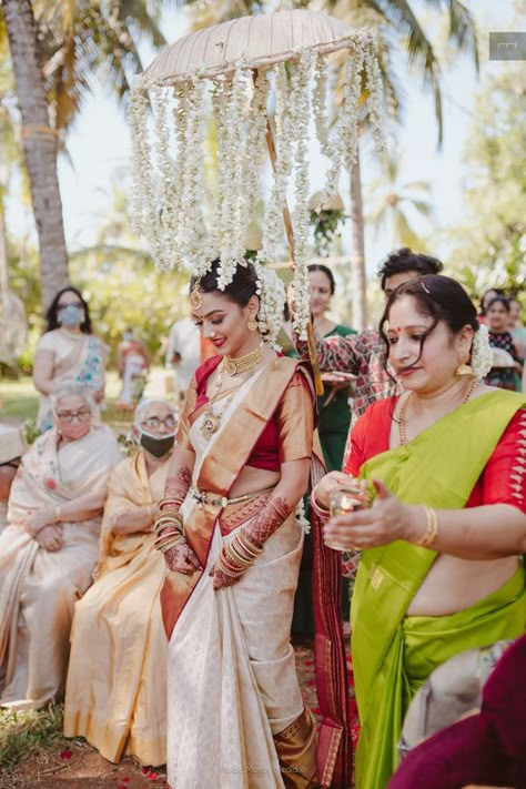 Gorgeous Kerala Wedding With 2 Equally Stunning Ceremonies South Indian Bridal Entry, Kerala Wedding Aesthetic, Traditional Telugu Wedding Decor, Telugu Wedding Aesthetic, Kerala Wedding Decor, South Indian Wedding Aesthetic, Traditional Kerala Wedding, Malayalam Wedding, Indian Bridal Entry