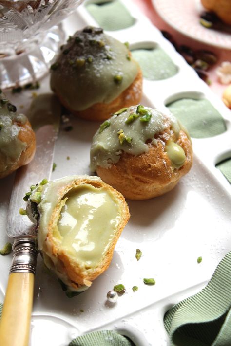 Bignè with Pistachio Custard – T O N I B R A N C A T I S A N O Pistachio Eclairs Recipe, Pistachio Custard Cream, Dessert With Pistachio, Best Pistachio Dessert, Pistachio Cream Puffs, Pistachio Pastry Cream, Pistachio Cream Dessert, Pistachio Baking, Pistachio Eclair