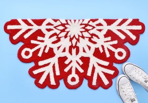 Christmas Tufting, Diy Punch Needle, Tufting Rugs, Tufting Ideas, Winter Rug, How To Remove Glue, Christmas Rugs, Punch Needle Patterns, Halloween Spider Web