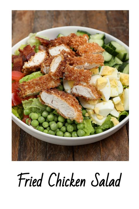 This Fried Chicken Salad Recipe is a crunchy blend of romaine lettuce, diced tomatoes, hard-boiled eggs, bacon, and fresh peas. Fried Chicken Salad Recipe, Chicken Ranch Burgers, Fried Chicken Salad, Fried Chicken Salads, Fresh Peas, Making Fried Chicken, Romaine Lettuce Salad, Chicken Salad Recipe, Crispy Fried Chicken