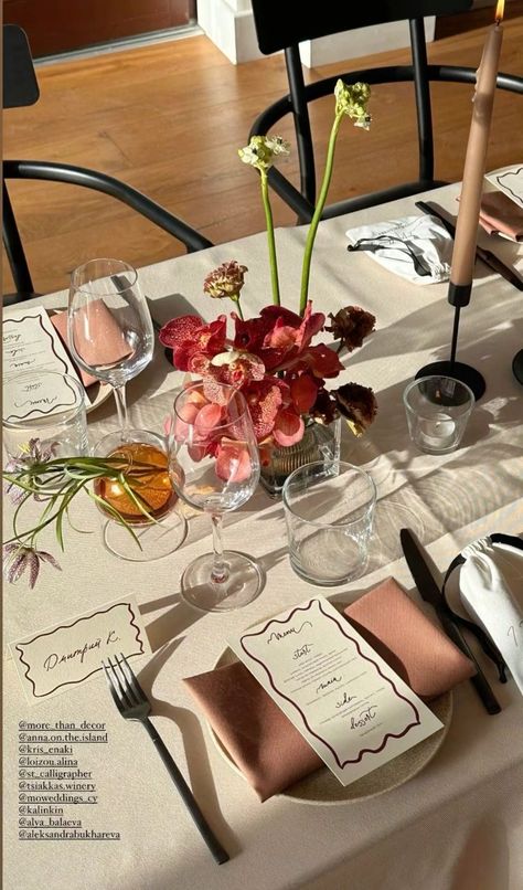 Birthday Dinner Table Setting Ideas, Minimalistic Modern Wedding, Flowers For Dinner Table, Minimalist Flower Wedding Decor, Brown Table Wedding Decor, Burgundy Brown Wedding, Decorate Table For Party, Modern Burgundy Wedding, Minimalist Wedding Flowers Table