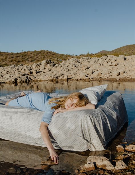 Blonde female model sleeping on air mattress floating at Lake Pleasant in Phoenix, Arizona on sunny morning. Az Photoshoot, Lake Pleasant Arizona, Photoshoot Edit, Vintage Photoshoot, Arizona Photographer, Photoshoot Locations, Vintage Fashion Photography, Lake Life, Phoenix Arizona