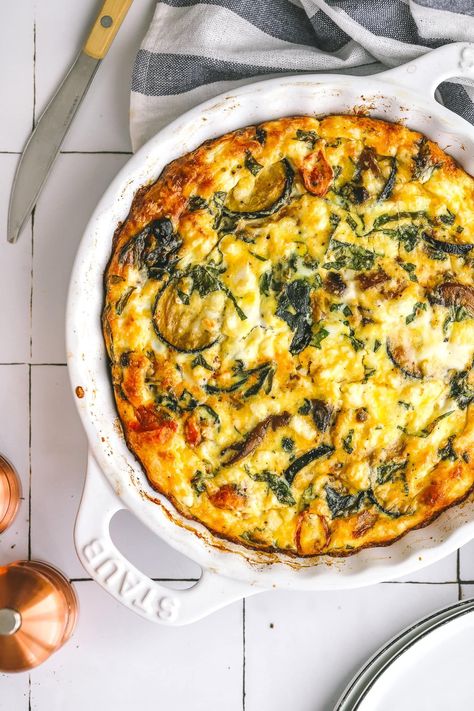 This Healthy Crustless Veggie Breakfast Quiche recipe is packed with veggies! It's perfect for meal prep & for brunch on the weekend! Easy Healthy Quiche Recipes, Healthy Quiche Recipes, Summer Quiche, Veggie Recipes For Toddlers, Crustless Quiche Recipes, Breakfast Quiche Crustless, Breakfast Quiche Recipe, Quiche Recipes Healthy, Easy Egg Breakfast