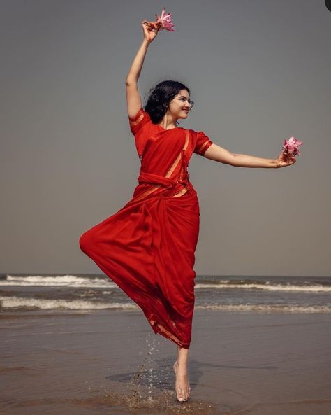 Song Trend, Indian Classical Dancer, Bharatanatyam Poses, Dance Photography Poses, Saree Poses, Desi Fashion Casual, Indian Photoshoot, Saree Photoshoot, Portrait Photography Poses