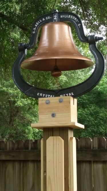 Cast Iron Bell On Post, Farm Bell On Post, Dinner Bell Ideas, Dinner Bell Post, Bell Stand, Rustic Yard Decor, Cast Iron Bell, Bell Gardens, Antique Bell