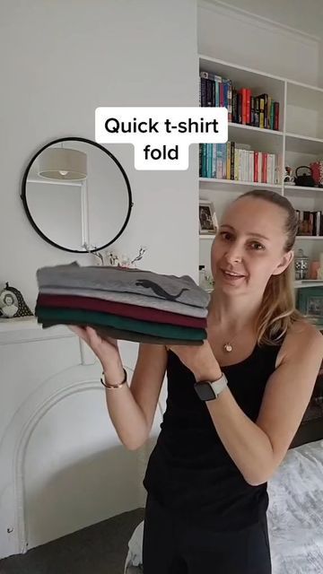 CRAFT iCON on Instagram: "Quick folding By @effectivespaces" T Shirt Folding, Diy Clothes Hacks, Packing Hacks Clothes, Shirt Folding, How To Fold Towels, Folding Laundry, Clothes Organization Diy, Packing Clothes, Organisation Hacks