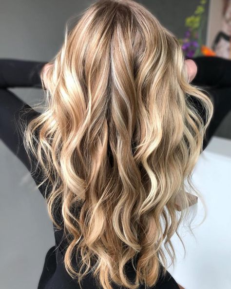 Long Layered Honey Blonde Hair with Extra Shine Messy Blonde Bob, Caramel Blonde Hair, Honey Blonde Hair Color, Autumn Hair, Neutral Blonde, Honey Brown Hair, Golden Blonde Hair, Ombre Hair Blonde, Dyed Blonde Hair