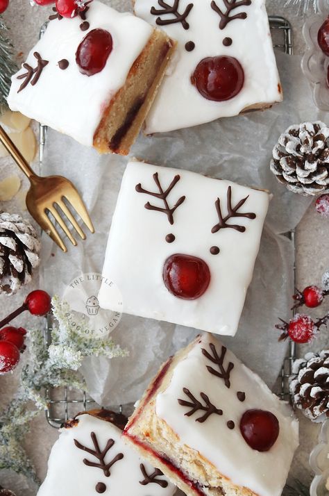 Cherry Bakewell Tray Bake, The Little Blog Of Vegan, Brownies Christmas Ideas, Bakewell Bars, Xmas Desserts Ideas, Winter Bakes, Cherry Bakewell Tart, Cherry Christmas, Brownie Ideas