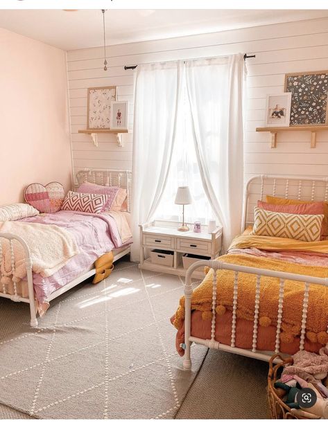 Cute Shared Rooms Sisters, 3 Sibling Room Sharing, Shared Room Bed Ideas, Sister Rooms Shared, Sharing Room Ideas Sibling Aesthetic, Small Sister Bedroom Ideas, Sibling Sharing Bedroom Ideas, Boho Bedroom For 2 Sisters, Shared Room For Sisters