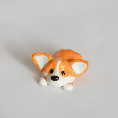 Desk Clay Decor, Cute Clay Dog, Polymer Clay Corgi, Dog Out Of Clay, Dog Clay Art, Corgi Sculpture, Clay Animals Cute, Corgi Clay, Easy Clay Animals