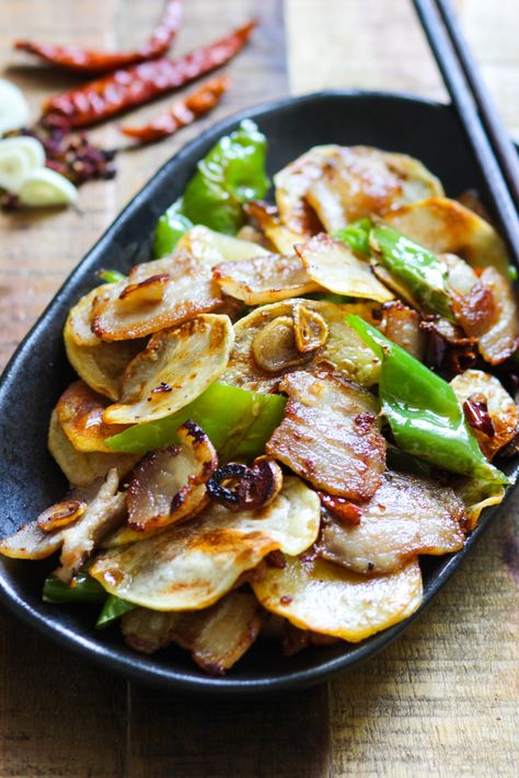 Today I combined two of my favorite ingredients - pork belly and homemade crispy potato slices into one delicious pork belly and crispy potato stir fry. Minced Pork Recipes, Barbecue Spare Ribs, Stir Fry Spices, Sliced Pork Belly, Potato Stir Fry, Asian Treats, Fried Pork Belly, Pork Belly Slices, Cooking Chinese Food