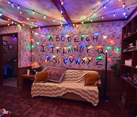 FIRST LOOK!  Here's the "Byers living room" scene from the #StrangerThings maze coming to @horrornights @horrornightsorl this year! @unistudios @universalorlando #HHN #HHN28 #horrornights #halloweenhorrornights #halloween #hauntedhouse #haunted #themepark #amusementpark #rollercoaster #scary #netflix Stranger Things Halloween Party, Universal Halloween Horror Nights, Stranger Things Theme, Cabana Bay Beach Resort, Universal Studios Halloween, Stranger Things Halloween, Stranger Things Art, Stranger Things Aesthetic, Horror Nights