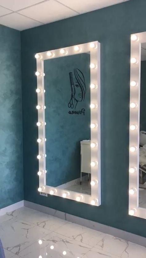 Makeup Studio Mirror Ideas, Salon Mirror Design, Parlour Interior Design Beauty, Beauty Parlour Interior Design, Vanity Makeup Rooms, Parlour Design, Makeup Studio Decor, Home Hair Salons, Home Beauty Salon