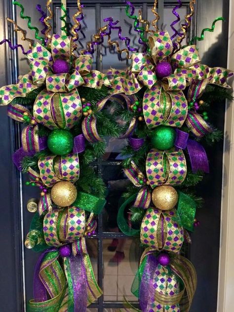 Mardi Gras Door, Mardi Gras Diy, Mardi Gras Party Decorations, Madi Gras, Mardi Gras Centerpieces, Easter Swags, Mardi Gras Crafts, Mardi Gra, Mardi Gras Food