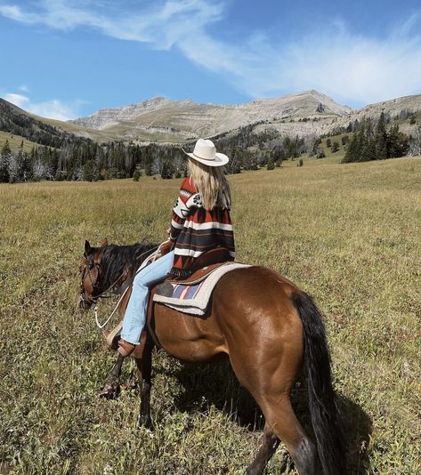 Colorado Horseback Riding, Wyoming Ranch Aesthetic, Mountain Cowgirl Aesthetic, Trail Riding Outfit, Western Family Photos, Horse Girl Aesthetic, Ranch Wife, Real Cowgirl, Foto Cowgirl