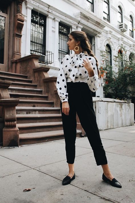 How To Style A Polka Dot Blouse? Polka Dot Blouse Outfit, Dots Outfit, Chique Outfit, Street Outfits, Polka Dots Outfit, Summer Trends Outfits, Winter Capsule Wardrobe, Cool Summer Outfits, Summer Work Outfits