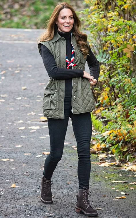 Mountain Fits, Casual Kate Middleton, Women Style Inspiration, Barbour Gilet, Natural Outfits, English Country Fashion, English Outfit, Countryside Outfit, Country Outfits Women