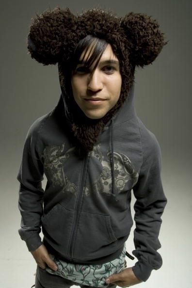 Omg this Adorbs. Petey baby. Peter Wentz, Funniest Pictures Ever, Emo Boyfriend, Ryan Ross, Rawr Xd, Pete Wentz, Robert Smith, Bear Hat, Emo Bands